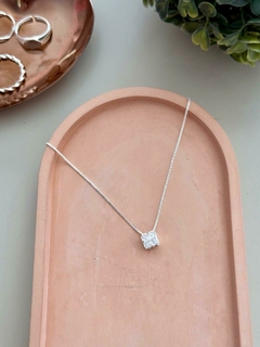 Colar ponto de luz quadrado cristal banhado a prata - comprar online