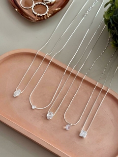 Colar ponto de luz oval cristal banhado a prata na internet