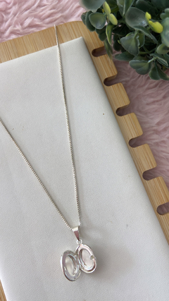 Colar relicário oval banhado a prata - comprar online