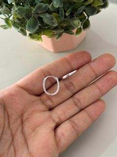 Mini argola oval G banhada a prata - comprar online