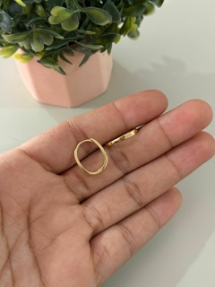 Mini argola oval G banhada a ouro - comprar online