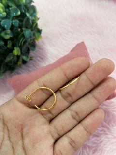 Mini argola m lisa dourada