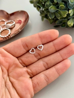 Brinco coração zirconia cristal meio vazado banhado a prata - comprar online