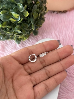 Mini argola zig zag cravejada banhada a prata - comprar online