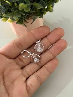 Mini argola Nossa Senhora banhada a prata - comprar online