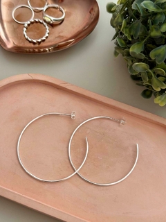 Argola fio G banhado a prata - comprar online