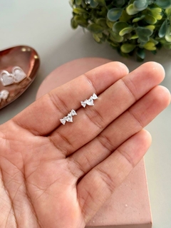 Brinco ear cuff coração cristal banhada a prata - comprar online