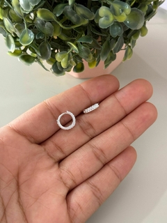 Mini argola detalhes banhada a prata - comprar online