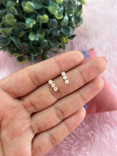 Brinco mini strass banhado a prata