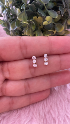 Brinco mini strass banhado a prata - comprar online