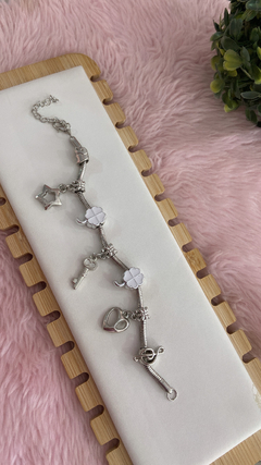 Pulseira com berloques biju na internet