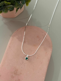 Colar coração cristal verde banhado a prata - comprar online