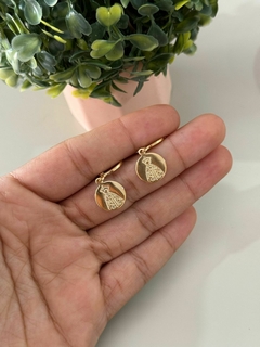 Mini argola Nossa Senhora banhada a ouro - comprar online