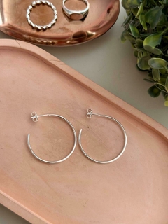 Argola fio M banhada a prata - comprar online