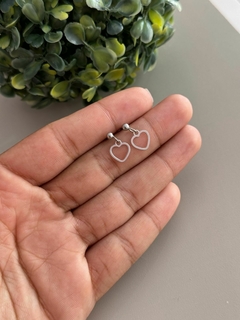 Brinco bolinha com coração vazado aço inox - comprar online