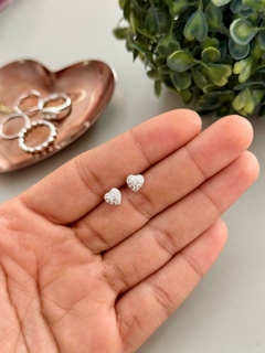 Brinco coração zirconia segundo furo banhado a prata - comprar online
