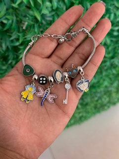 Pulseira com berloques caroline biju + verniz na internet