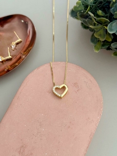 Colar coração meio cravejado banhado a ouro - comprar online