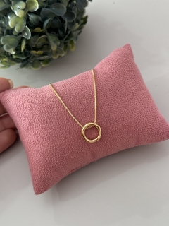Colar orgânico banhado a ouro na internet