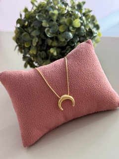 Colar meia lua banhado a ouro na internet