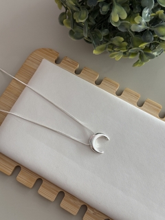Colar meia lua banhado a prata - comprar online