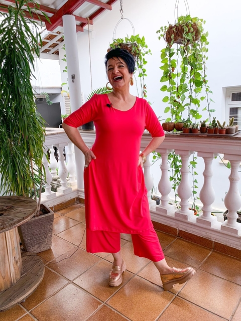 CANELA - Conjunto de calça pantacourt com blusa longa com mangas.