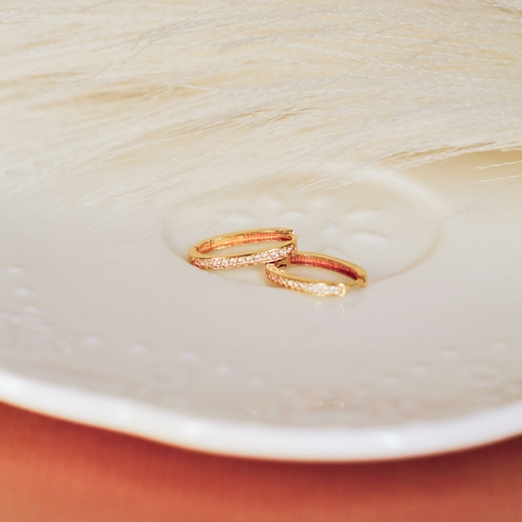 ARGOLA PREMIUM OVAL OURO 18K CRAVAÇÕES