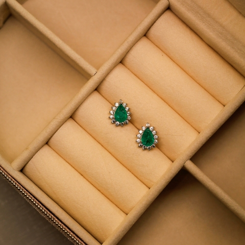 BRINCO GOTA ESMERALDA C/ CRAVAÇÃO PRATA - comprar online