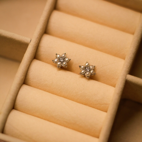 BRINCO FLOR PÉROLA PRATA - comprar online