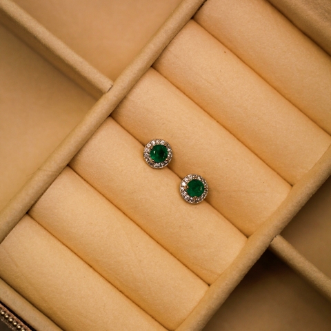 BRINCO SOLITÁRIO PRATA VERDE ESMERALDA CRAVAÇÕES P