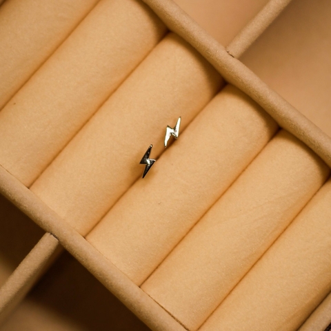 BRINCO RAIO LISO PRATA