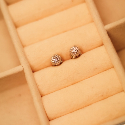 BRINCO ESFERA PRATA CRAVEJADA