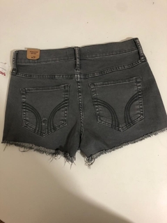 Shortinhos da Hollister cintura alta Tamanho 7 EUA. na internet