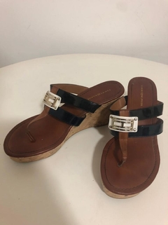 Sandália da Tommy Hilfiger, tamanho 7 e meio EUA, veste 37 Brasil.