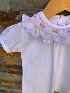 Camisita Blanca Batista flores rosas manga corta - comprar online