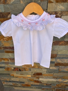 Camisita Blanca Batista flores rosas manga corta