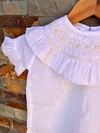 Blusa blanco y flores naturales