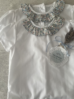 Imagen de blusa de volile blanca con volado estampado