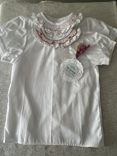 blusa de voile blanca con cuello punto smock