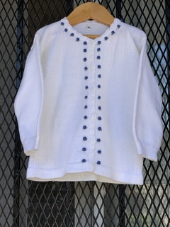 Saquito blanco con flores bordadas en azul