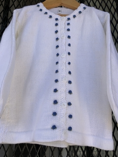 Saquito blanco con flores bordadas en azul - comprar online