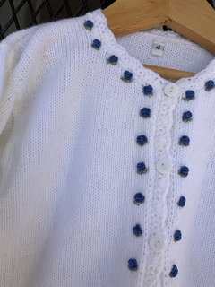 Saquito blanco con flores bordadas en azul en internet