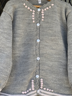 Saquito gris con flores bordadas rosa - comprar online