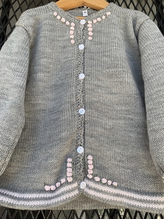 Saquito gris con flores bordadas rosa - CelesteSmock