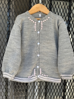 Saquito gris con flores bordadas rosa - tienda online