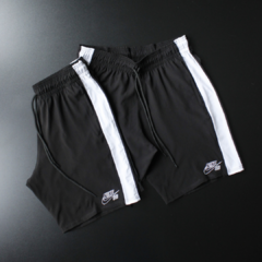 BERMUDA DRI-FIT NIKE SB PRETO- LINHA LATERAL BRANCA