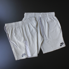 BERMUDA DRI-FIT NIKE BRANCO GELO NOME C/ SÍMBOLO- BRANCO