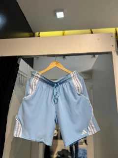 BERMUDA ADIDAS AZUL CLARO- DETALHES BRANCO