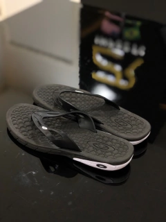 Chinelo Oakley Killer Point - Preto c/ Branco