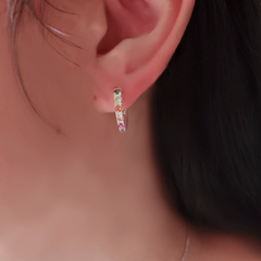 Argola feita com prata cravejada com zircônias coloridas - loja online